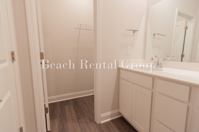 Building Photo - Spacious 3 Bedroom w/Loft, End Unit