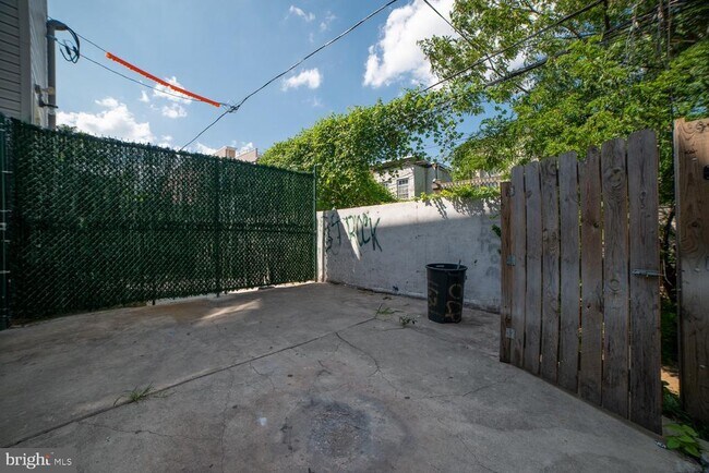 Building Photo - 1629 W Diamond St