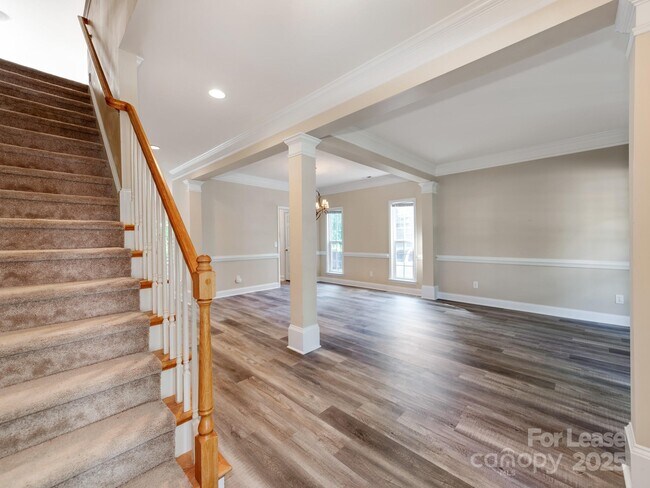 Building Photo - 533 Montgrove Pl NW