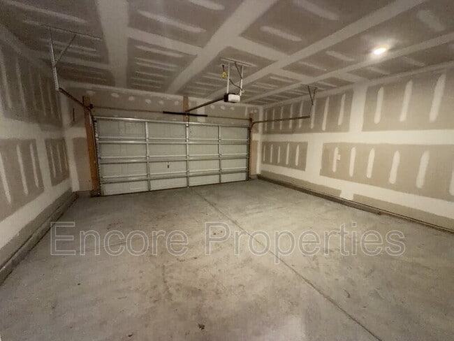 Building Photo - 304 Joneshaven Dr