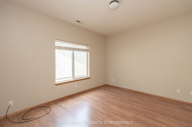 Building Photo - Charming Single Level Home!