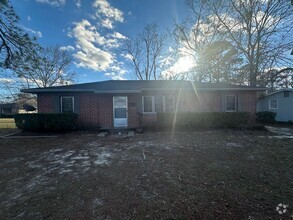 Building Photo - 3 Bed 1 Bath Brick House