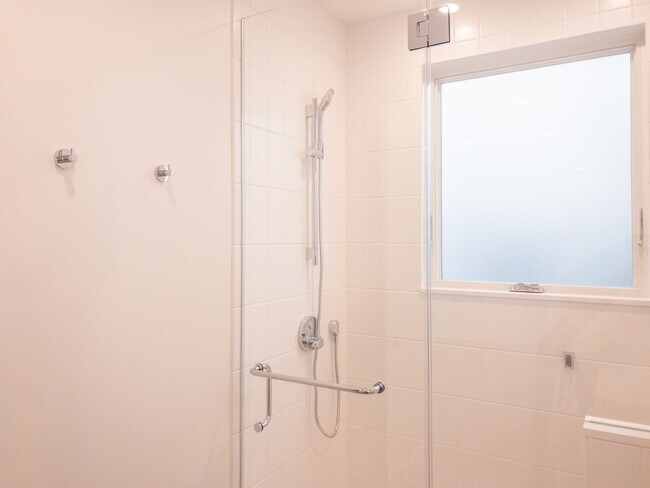 Building Photo - Stunning, Fully Remodeled Jr. 1bd/1ba! Remodeled! Private Deck! Parking! Laundry! PROGRESSIVE!