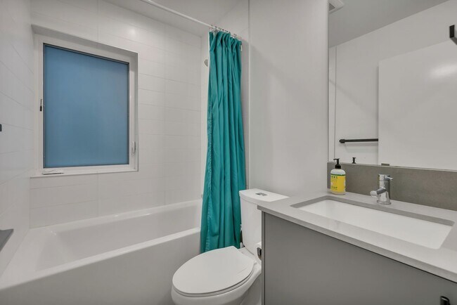 Building Photo - Modern 3BR Townhome with Rooftop Deck Near Downtown Seattle