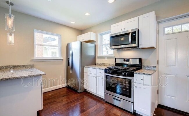 Building Photo - 1004 30th St SE