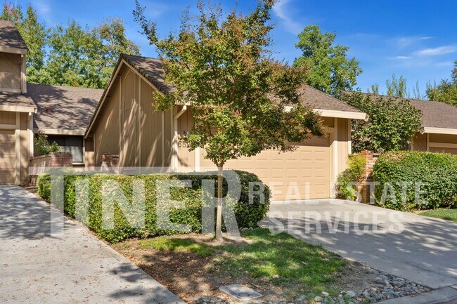 Building Photo - Updated & Beautiful Crosswoods Home