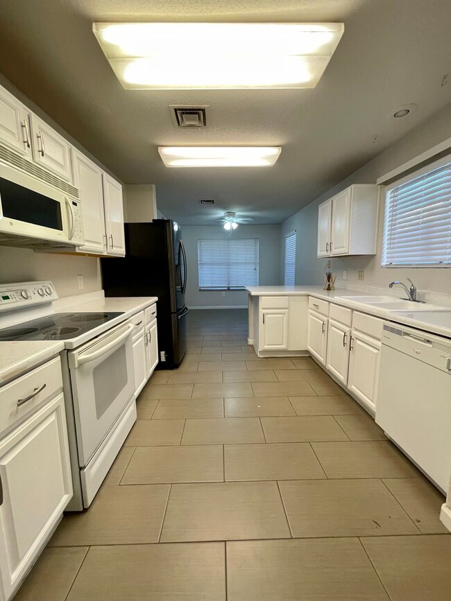 Building Photo - COMING SOON! ADORABLE 3 BEDROOMS/ 2BATHS S...