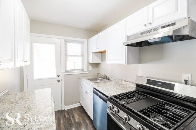 Building Photo - Nice 4BR 1.5BA Brick Home