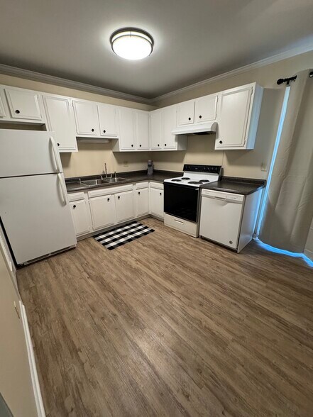 Building Photo - 1010 Country Club Rd