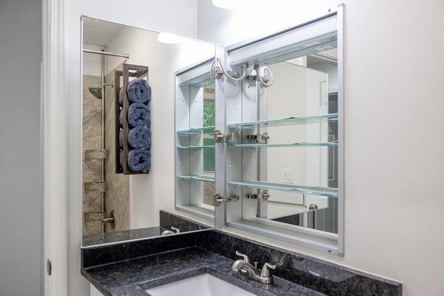 Building Photo - 2065 W Flat Shoals Terrace