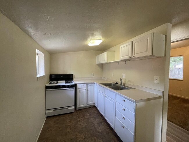 Building Photo - 524 W 1st Ave