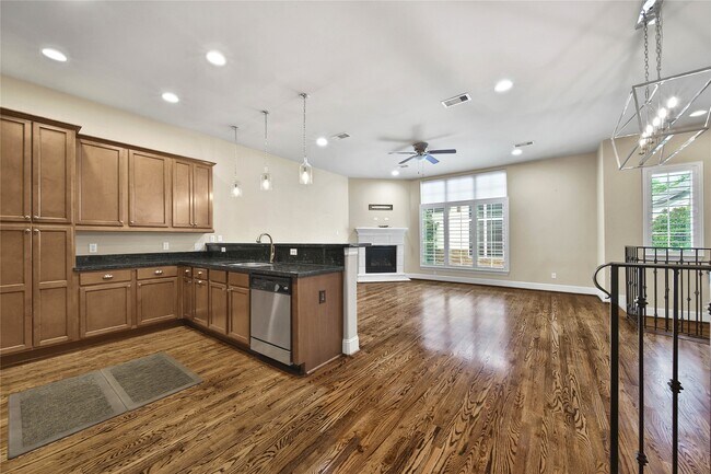 Building Photo - 902 W 23rd St