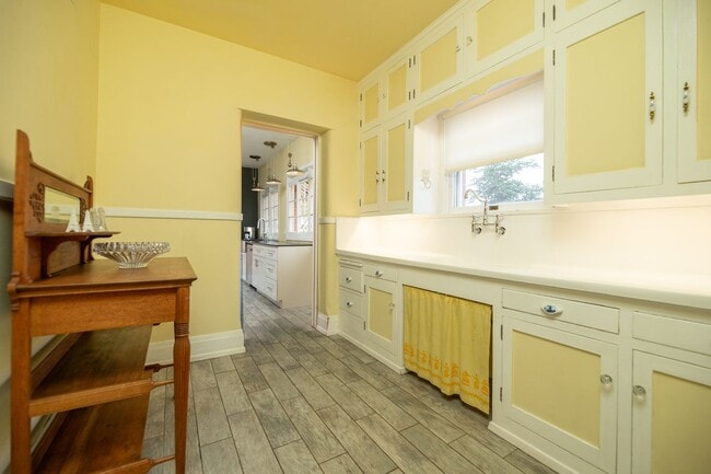 Building Photo - WONDERFUL HISTORIC 5 BED 3 BATH PROPERTY WITH CARRIAGE HOUSE