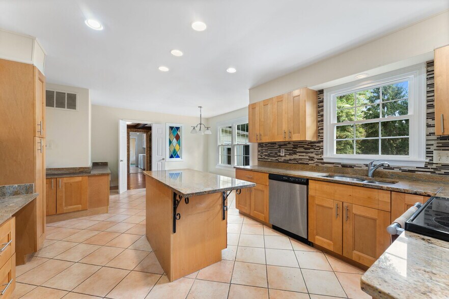 Kitchen boasts island & 42" high maple cabinetry - 9 Snug Hill Ct