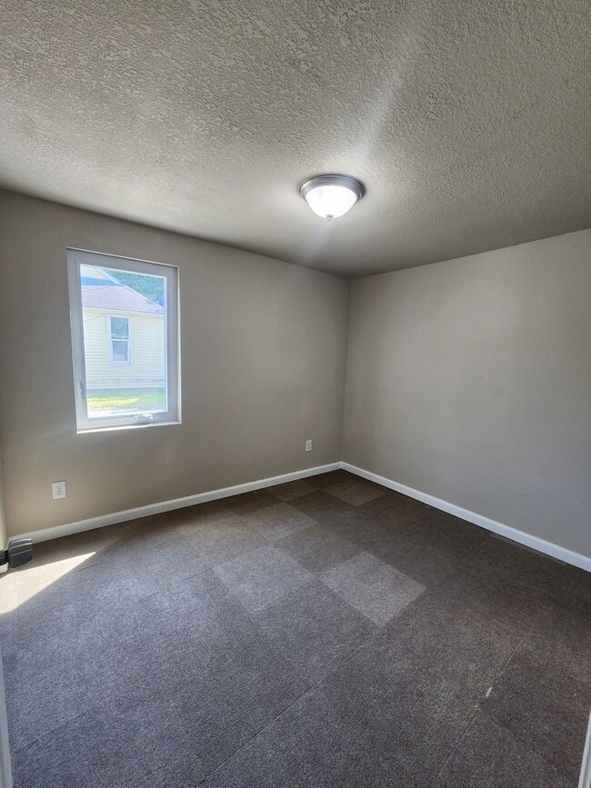 Building Photo - 3BR Home with Modern Kitchen in Knoxville, IA