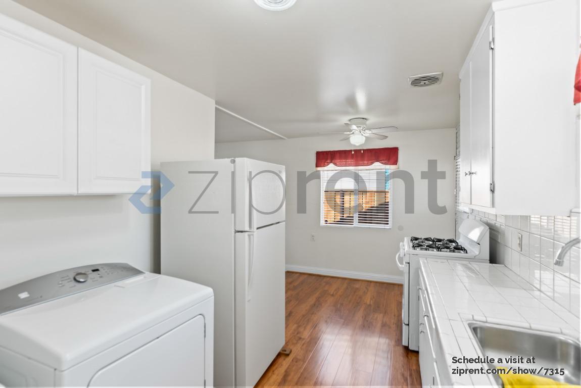 Building Photo - 3534 E Hills Dr