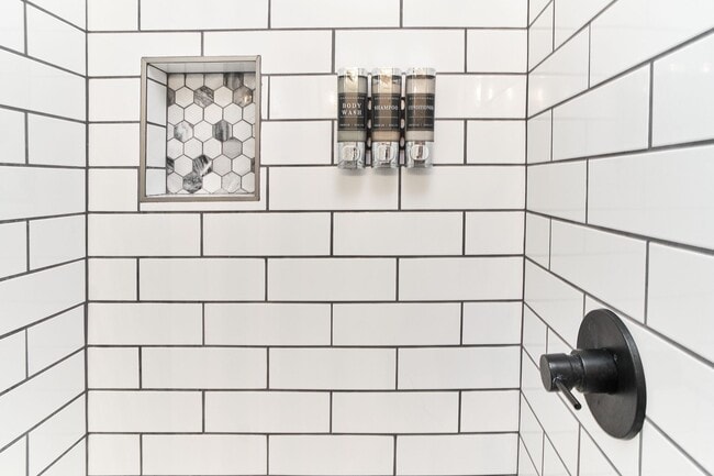 Building Photo - Fully Furnished 2BD Duplex in the Heart of downtown Indy!