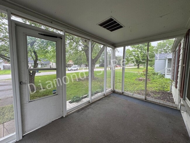 Building Photo - Charming 3 Bedroom Home Available Now - Cl...