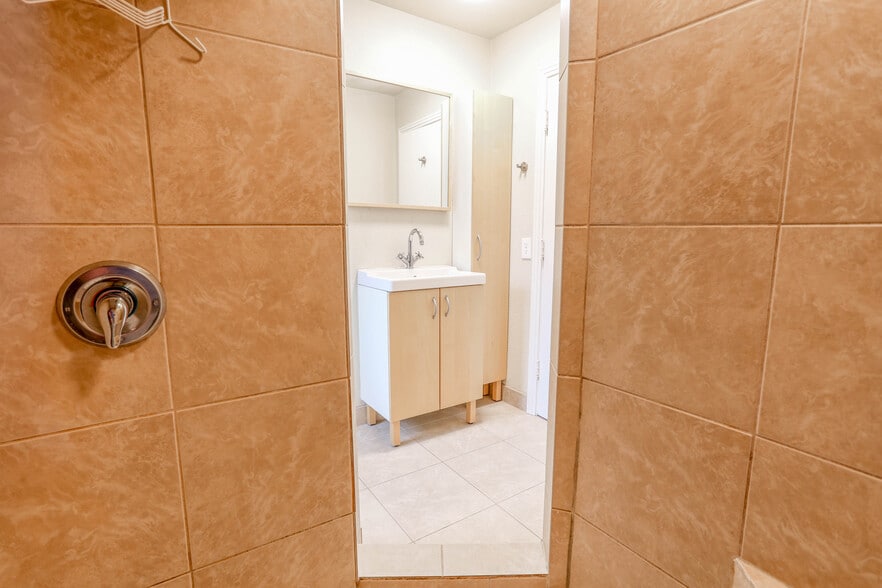 Building Photo - 3919 Creston Ave