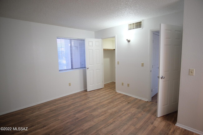 Building Photo - 6625 E Golf Links Rd