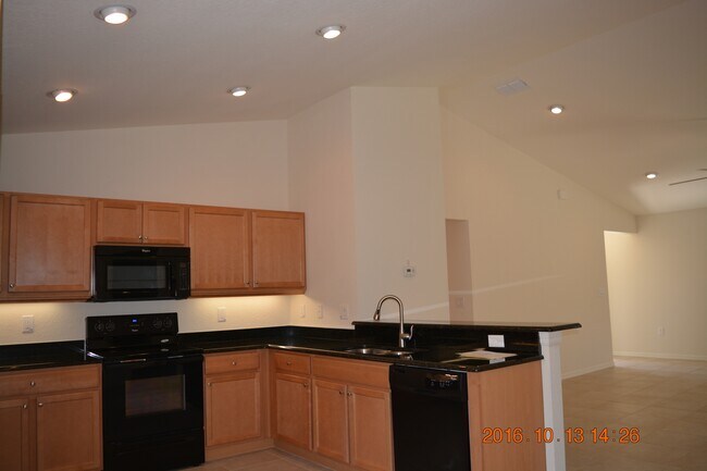Building Photo - 4844 Summerfield Cir