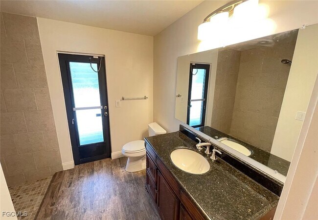 Building Photo - 919 SE 21st Ln