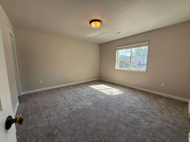 Building Photo - 3 Bed Townhome with awesome fenced yard!