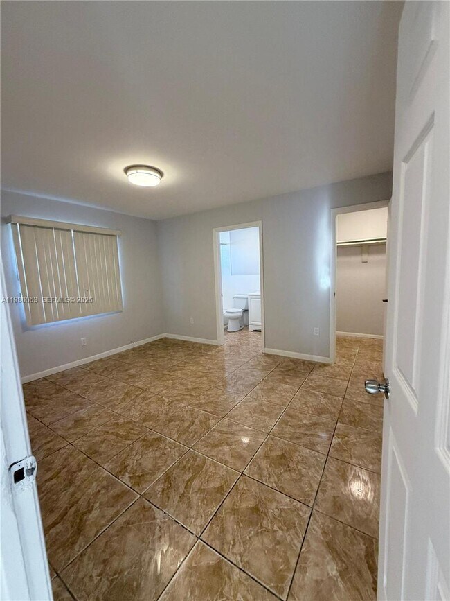 Building Photo - 16920 NE 4th Ct