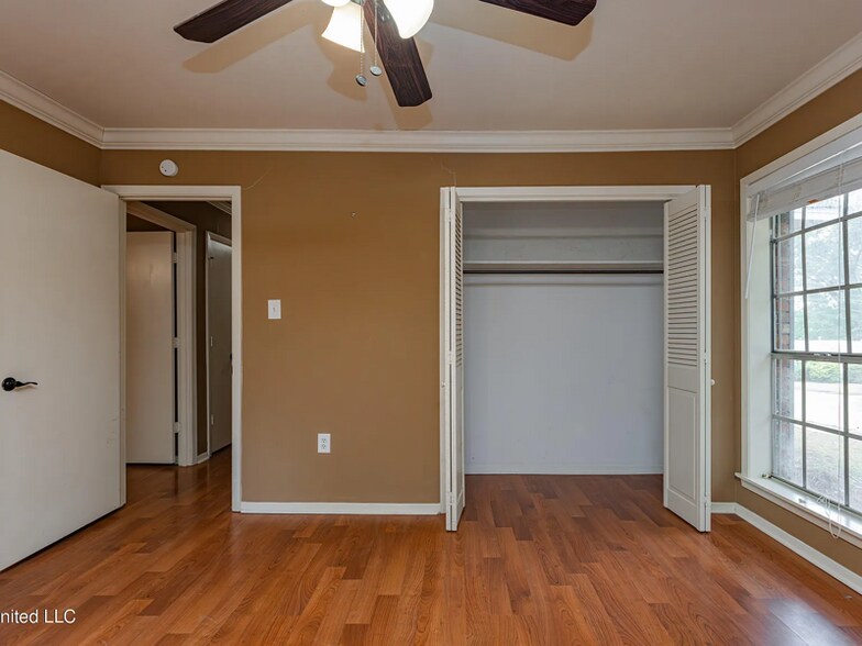 Building Photo - 400 Oakhill Cir