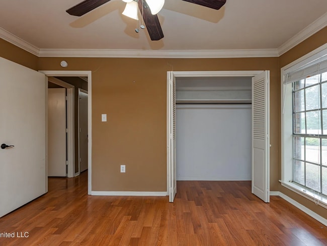 Building Photo - 400 Oakhill Cir