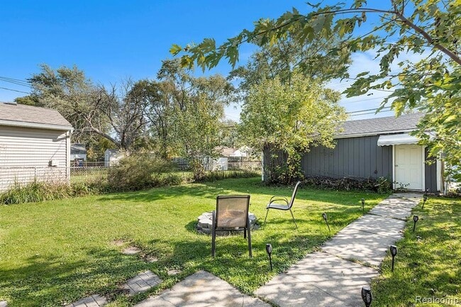 Building Photo - 13754 Knox Ave