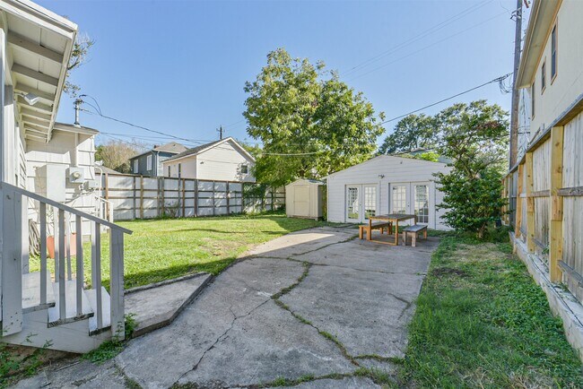 Building Photo - 2411 Wroxton Rd