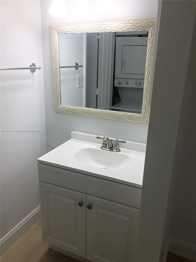 Building Photo - 6061 Shaker Wood Cir