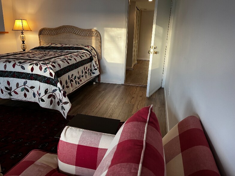 Building Photo - 240 Narragansett Ave