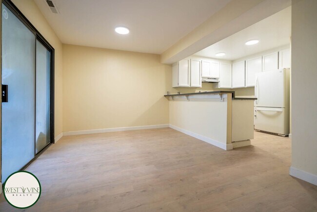 Building Photo - Remodeled 3 Bedroom Townhouse | Private Patio | Washer/Dryer