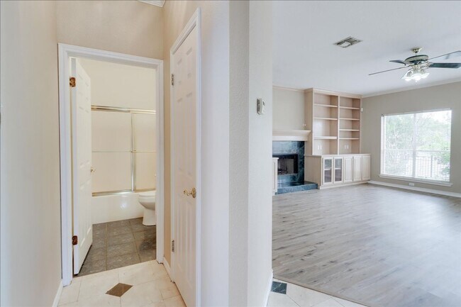 Building Photo - 7426 Lake Travis Dr
