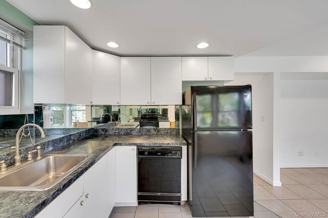 Building Photo - 100 E 7th St