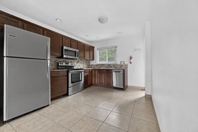 Building Photo - 1321 25th St