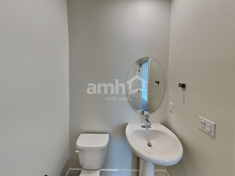 Building Photo - 8937 Wilroy Rd