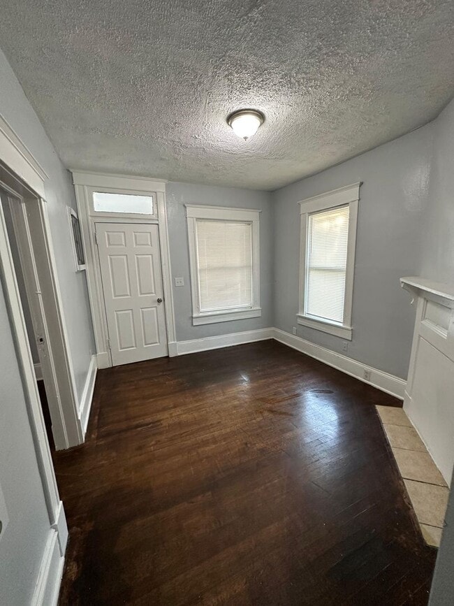 Building Photo - Fully Renovated 2/1 Single Family Ready to Move In!!!