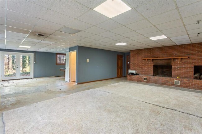 Building Photo - 3355 Pinetree Dr SE