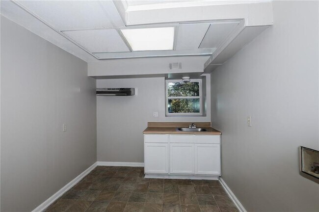 Building Photo - 5425 Skyview Dr SW