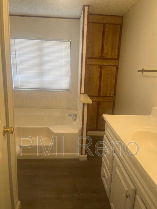 Building Photo - 5580 Paullo Ln