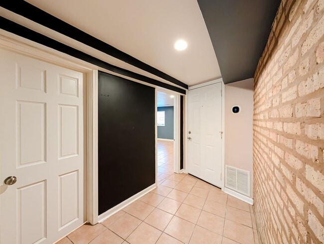 Building Photo - 1 bed 1 bed unit in South Old Irving Park