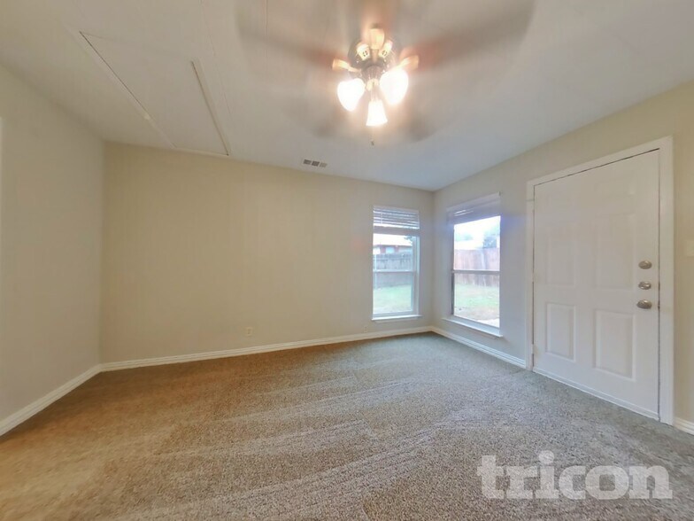 Building Photo - 420 Deauville Dr