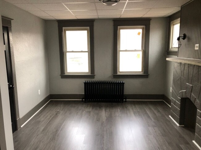 Building Photo - McKees Rocks / Sheraden / Windgap - 1 BR, 2nd floor Apartment - Section 8 Welcome!