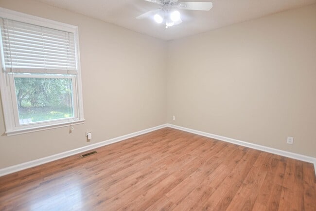 Building Photo - Pet Friendly Three Bedroom!
