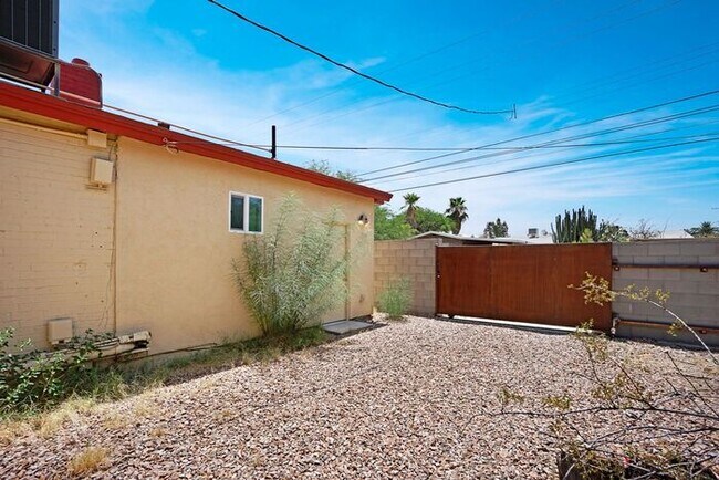 Building Photo - Coming Soon - Charming, Spacious 1Bdrm/1Ba...