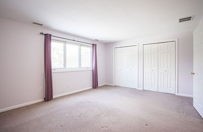 Building Photo - 10 Oak Ridge Dr