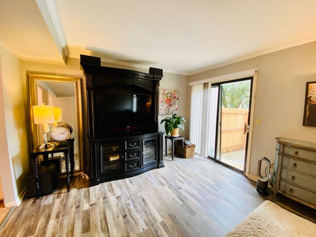Building Photo - {1423} Olathe Townhome + 3Bed/2.5Bath + Fe...